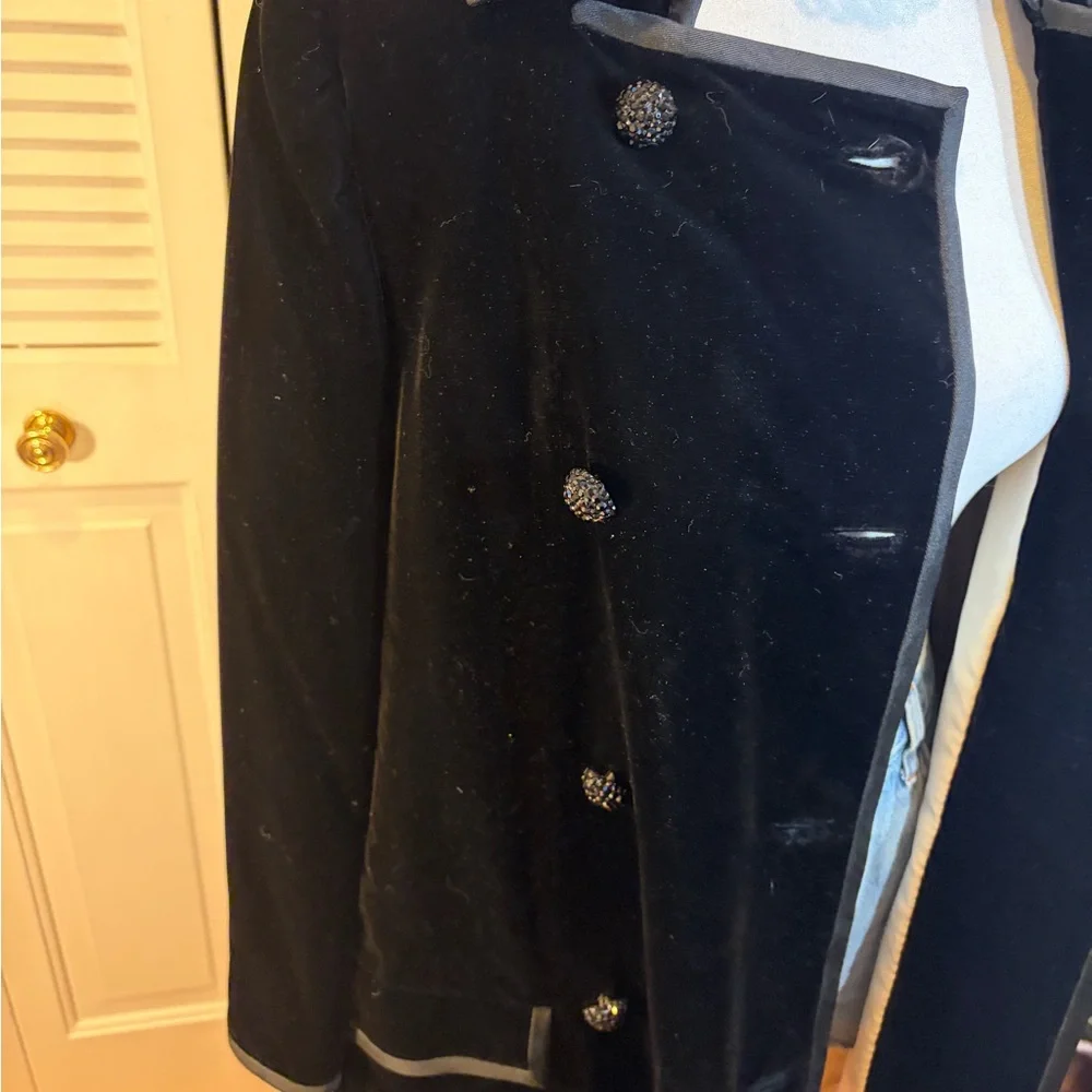 Elegant Black Velvet Women's Coat - Picture 8 of 12